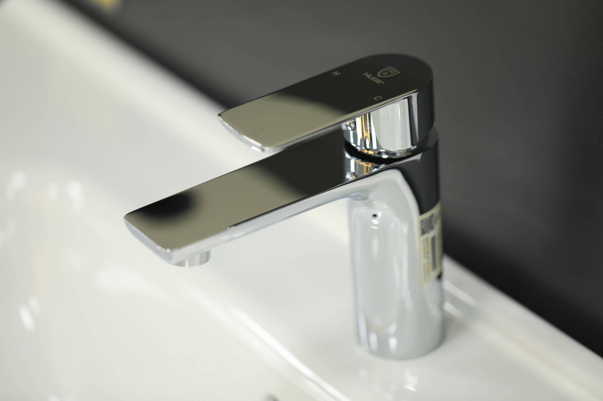 Vòi lavabo HUGE chất liệu đồng Vòi lavabo HUGE chất liệu đồng