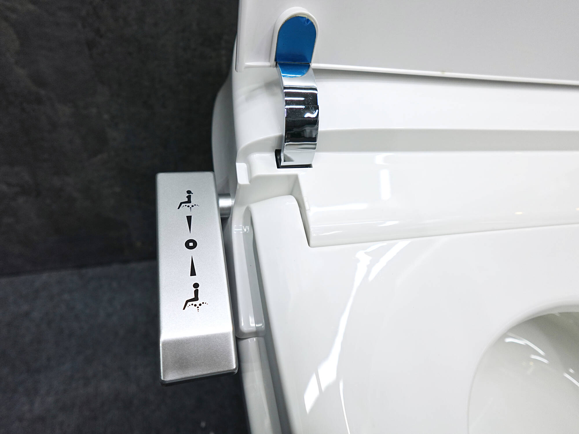 So sánh bồn cầu thông minh dùng pin và bồn cầu thông minh cắm điện