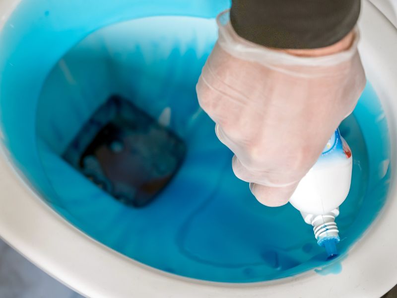 Sử dụng chất tẩy rửa nhẹ nhàng khi vệ sinh bồn cầu thông minh