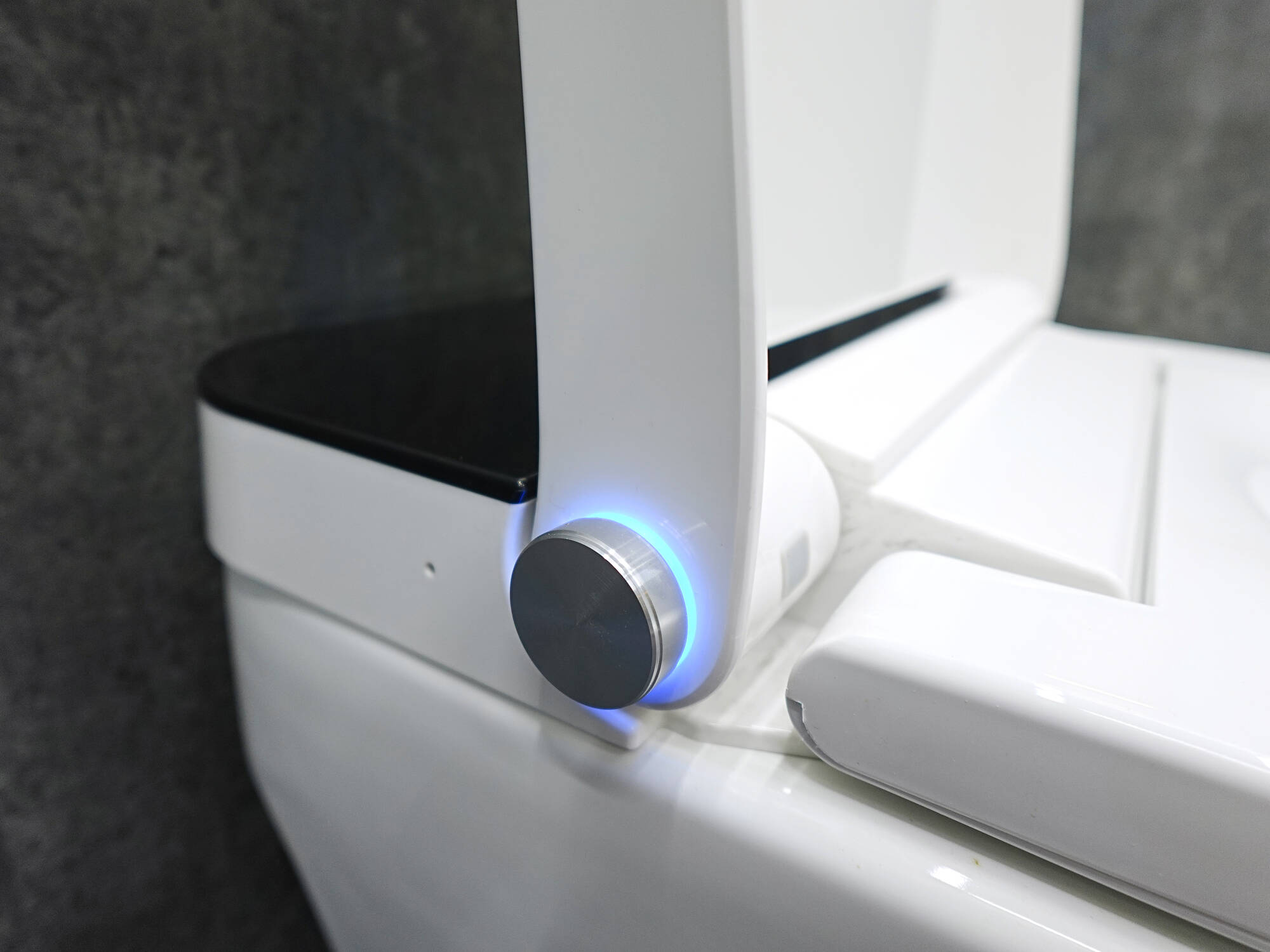 Bồn cầu thông minh HUGE