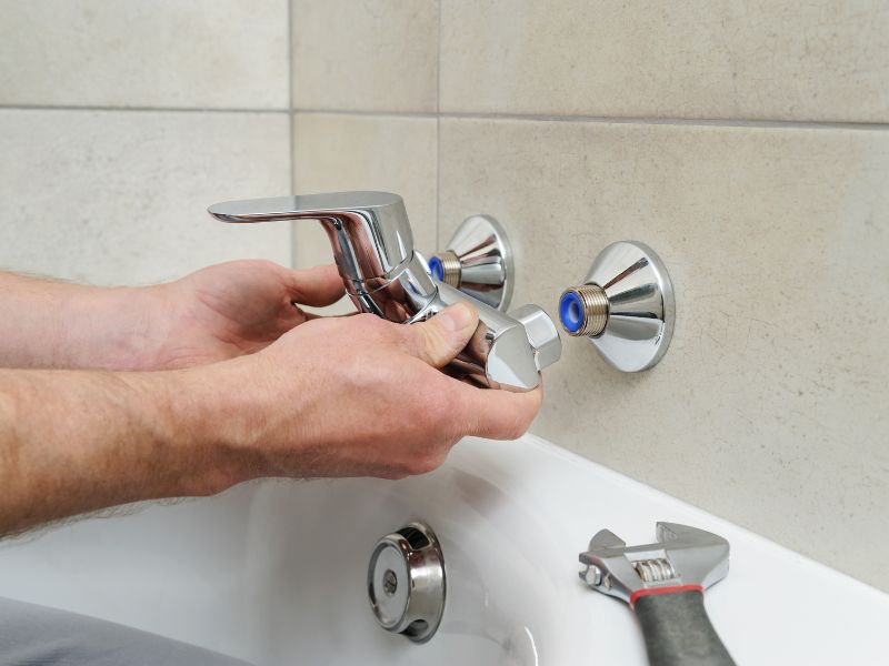 Chuẩn bị dụng cụ và thiết bị cần thiết trước khi lắp vòi lavabo
