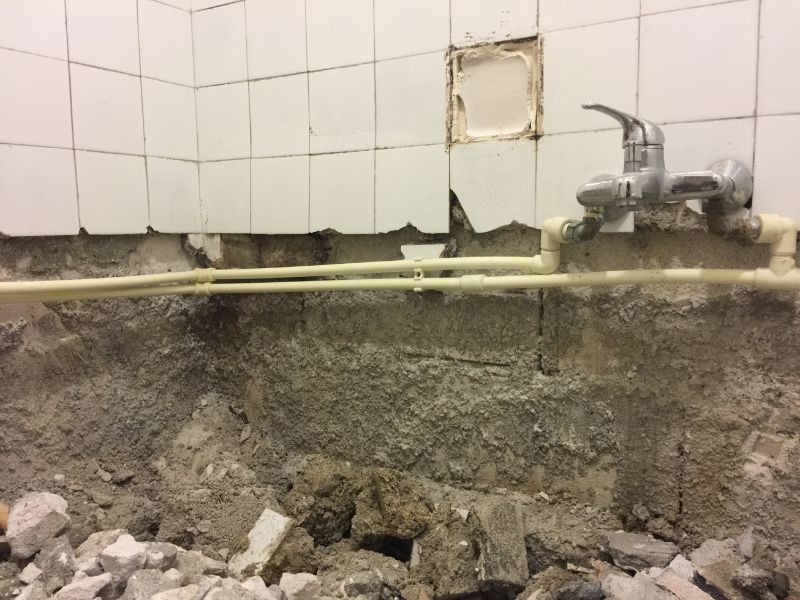 Kiểm tra kỹ lưỡng hệ thống ống nước và điện trước khi sửa nhà vệ sinh cũ