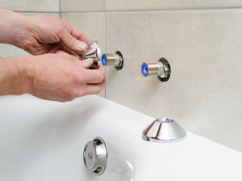 Lắp vòi lavabo gắn tường