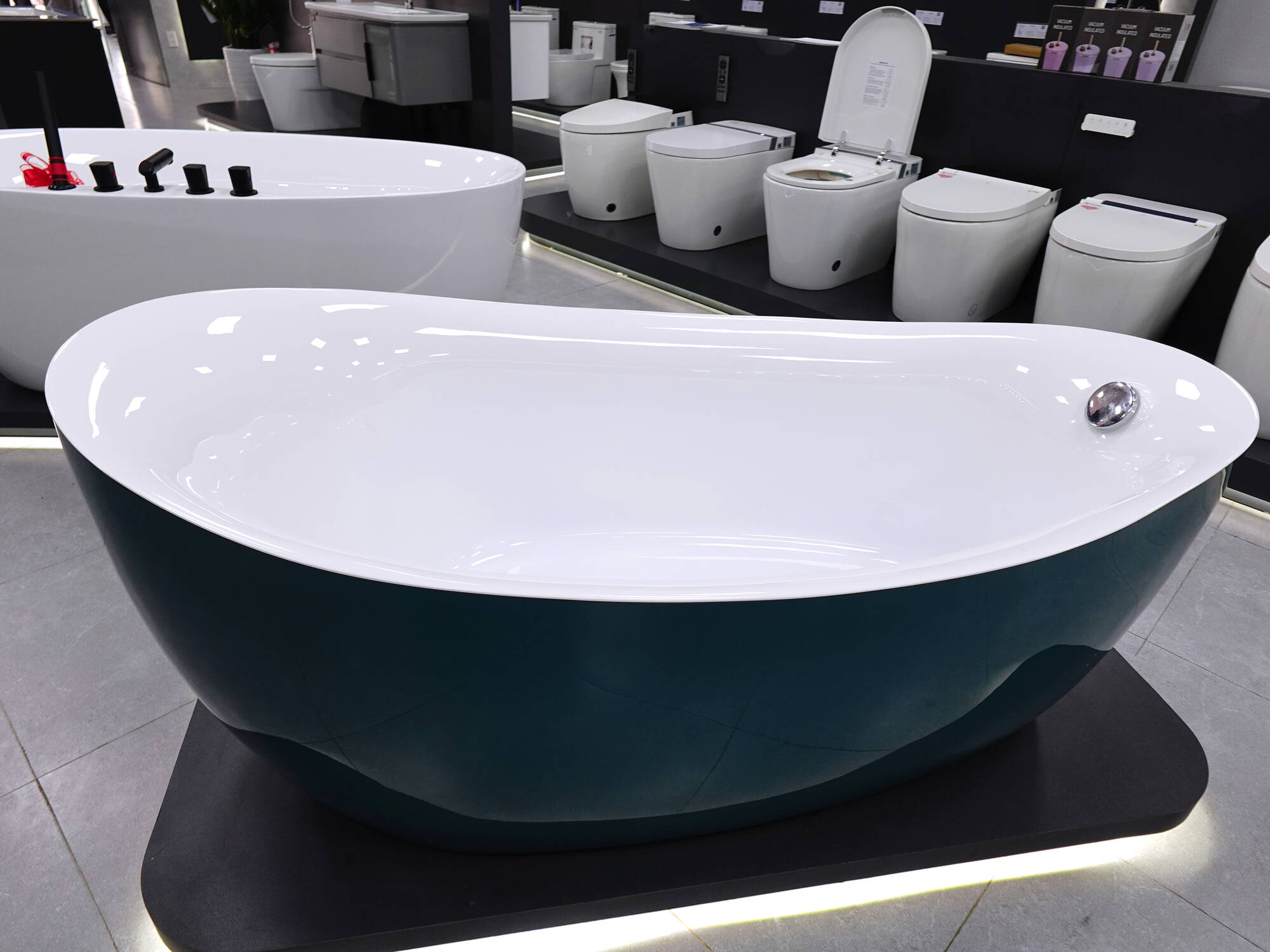 Chất liệu bồn tắm – Yếu tố quyết định độ bền và thẩm mỹ Chất liệu bồn tắm – Yếu tố quyết định độ bền và thẩm mỹ